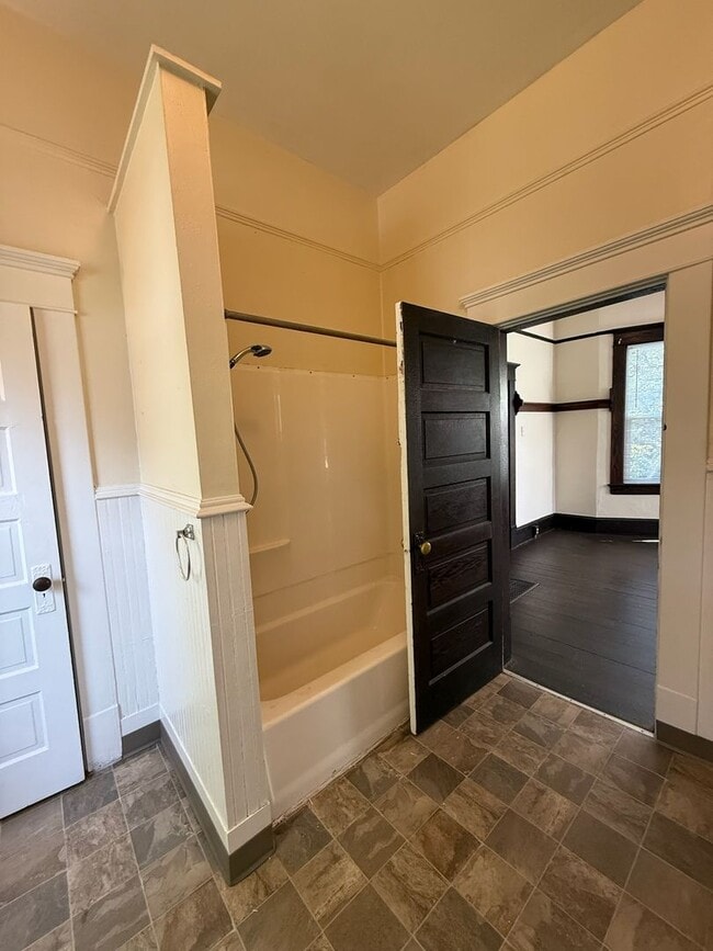 Building Photo - 2 Bedroom, 1 Bathroom Cottage in the heart of Bellingham!