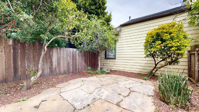 Building Photo - Convenient & Large 2BR/1BA Flat w/ In Unit Laundry & Dishwasher