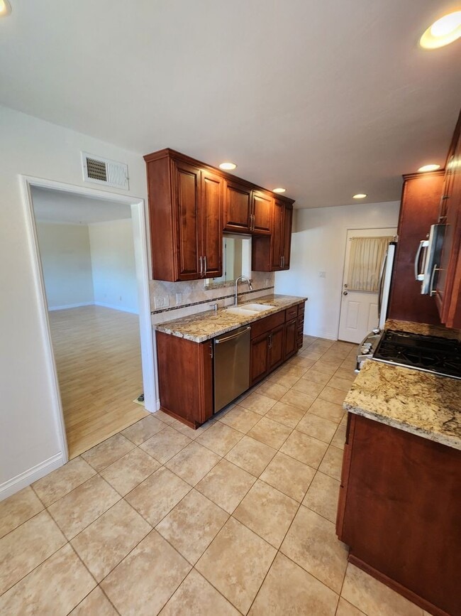 Building Photo - 3 Bed House in Clairemont with Canyon Views