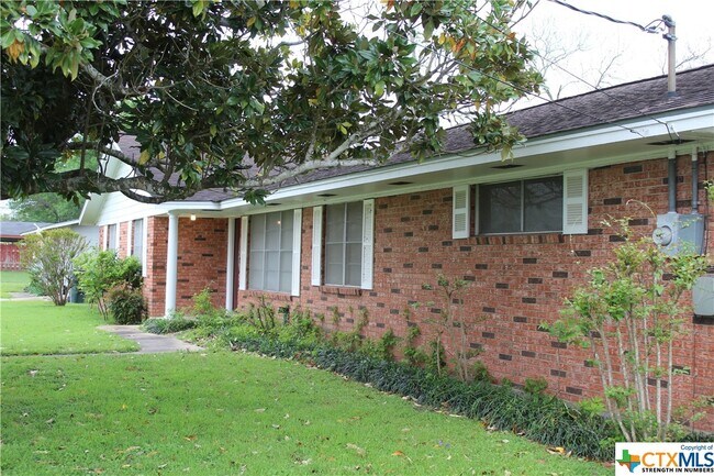 Building Photo - 1322 N Ave A