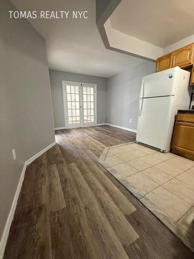 Building Photo - 998 Jennings St