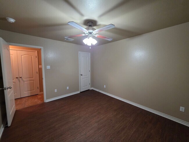 Building Photo - Beautiful 3 Bed, 2 Bath Duplex in Clear Creek Area - Viewable Now