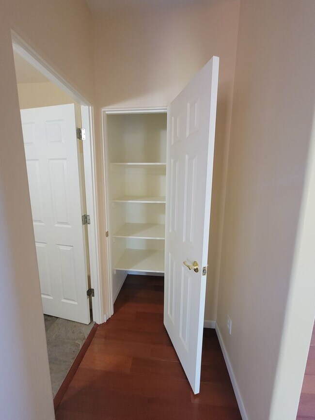 Building Photo - 255 Canyon Dr
