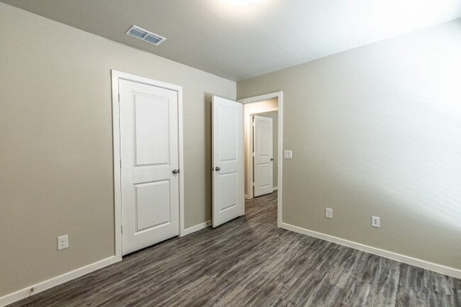 Building Photo - "Charming 3-Bed, 2-Bath Haven with 1,615 Sq Ft in Lubbock's Cozy Kirksey Avenue!" Half off first ...