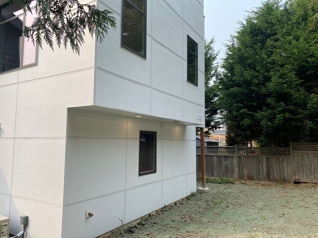 Building Photo - 6 Bed 5 Bath House Newer Updated Near Happy Valley, Fairhaven, WWU