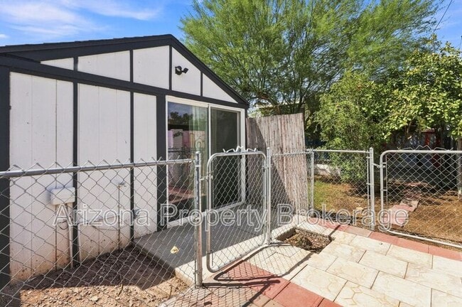 Building Photo - 1128 E Almeria Rd