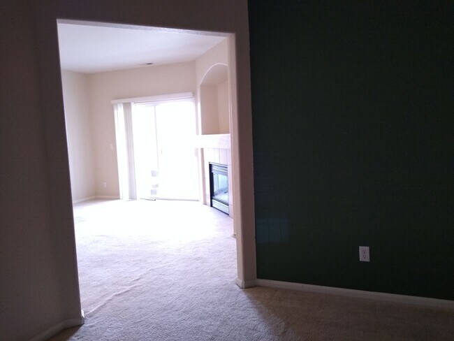 Building Photo - Super Fly 1 Bedroom with Large Study, 1 1/...