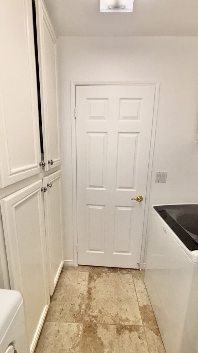 Building Photo - 3 Bedrooms and 2.5 Bathrooms Home on 7th Tee!