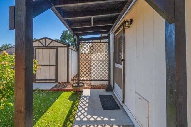 Building Photo - Adorable Studio Apt in Cottonwood - Dog Friendly! Available NOW!