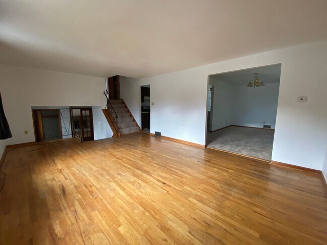 Building Photo - Large 4 Bedroom House, Franklin Regional S...