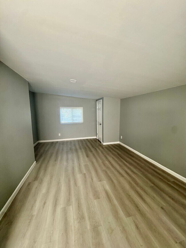 Building Photo - Don’t miss this opportunity!