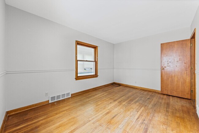 Building Photo - 3-Bedroom Cape Near Summit Lake ~ Oversize...
