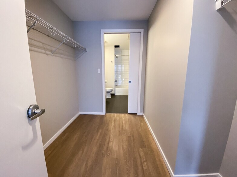 Building Photo - 208 W Scott St