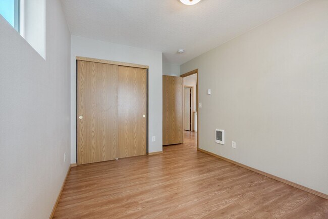 Building Photo - 3Bed/1.5 Bath House available