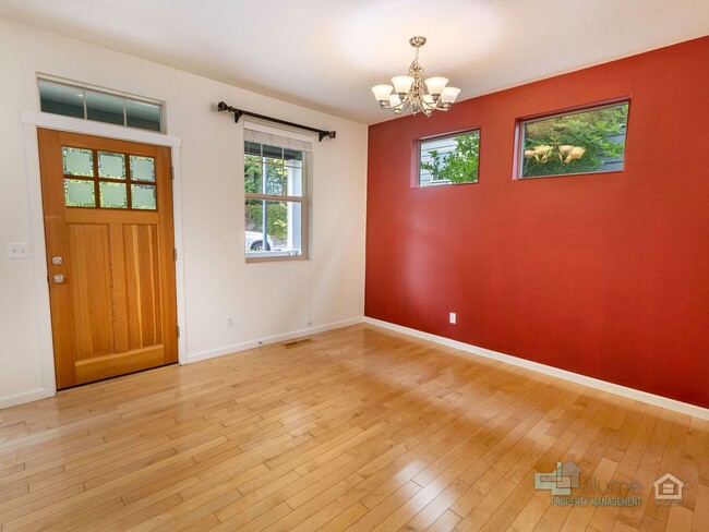 Building Photo - Beautiful 3 Bed/3 Bath Home!