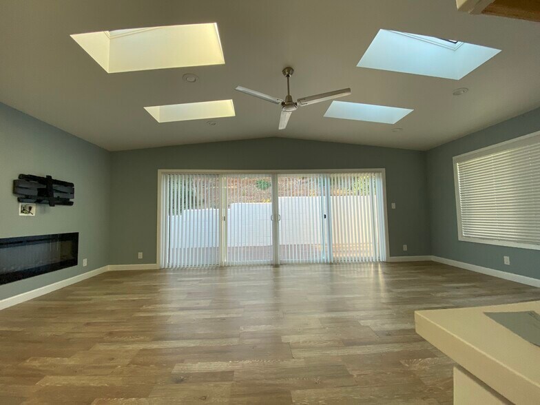 Building Photo - 631 Skyline Dr