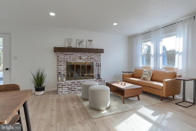 Building Photo - 137 Apple Ln