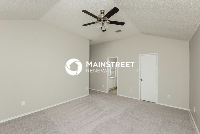 Building Photo - 4 Bedroom Pet-Friendly Home in Arlington, TX with Main Street Renewal