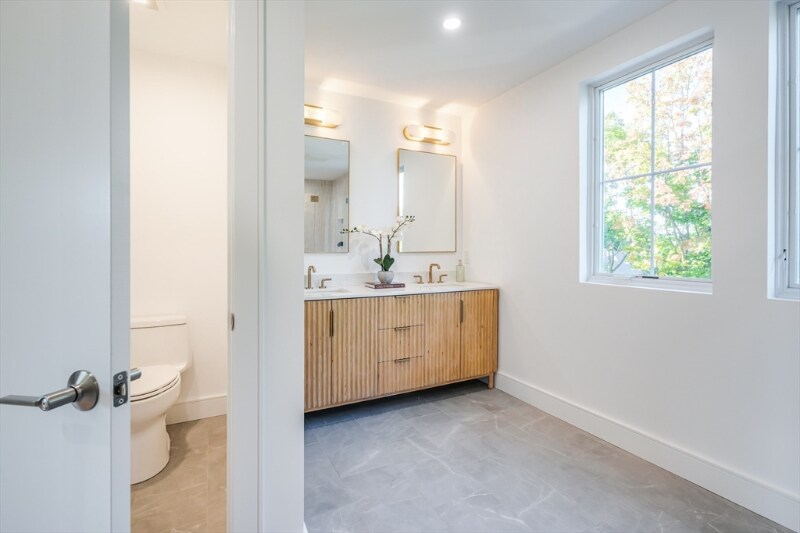 Building Photo - 15-17-17 Jewett Pl