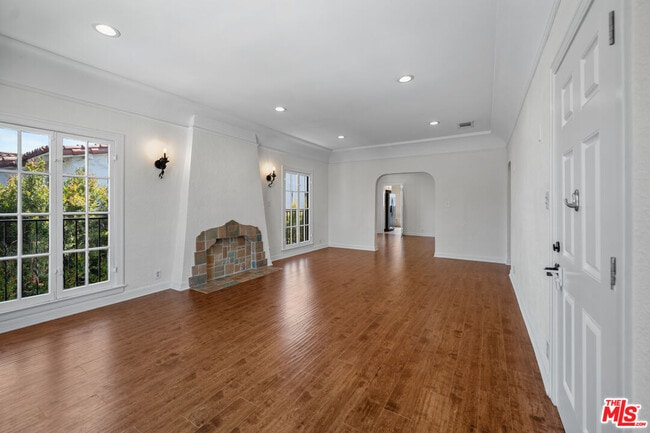 Building Photo - 123 S Orange Dr