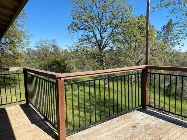 Building Photo - Well maintained home on 1.14 acres - Landscaping included!