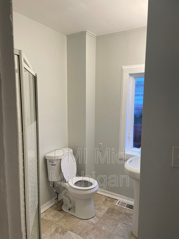 Building Photo - 1213 Lincoln