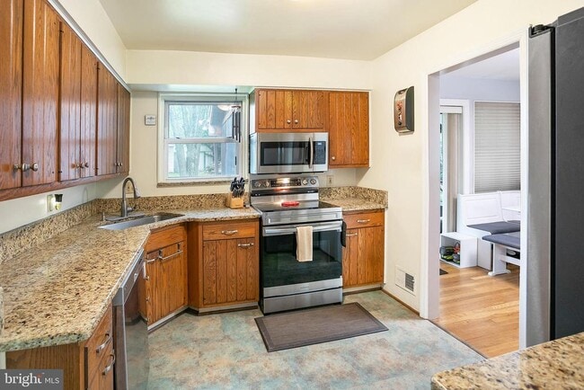 Building Photo - 6833 Inverness Dr
