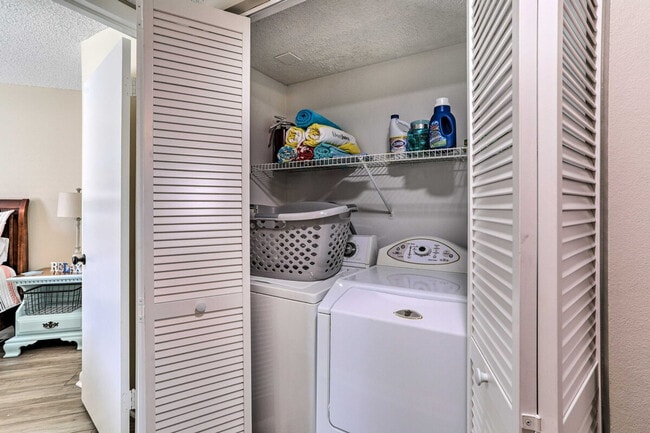 Building Photo - 6141 Bahia Del Mar Blvd S