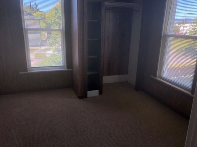 Building Photo - 27 8th Ave W