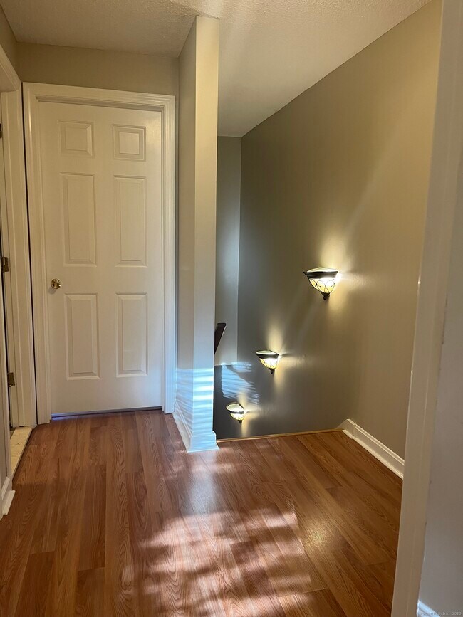 Building Photo - 67 Brentwood Dr