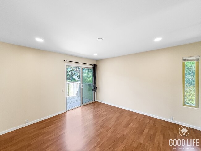 Building Photo - Peaceful and Spacious 3B/3BA condo with La...
