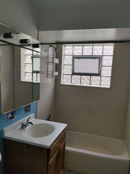 Building Photo - 4249 N Kedvale Ave