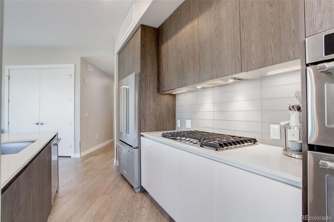 Building Photo - Stunning 2-Bedroom Condo at Sloan's Lake's Premier Lakehouse Community