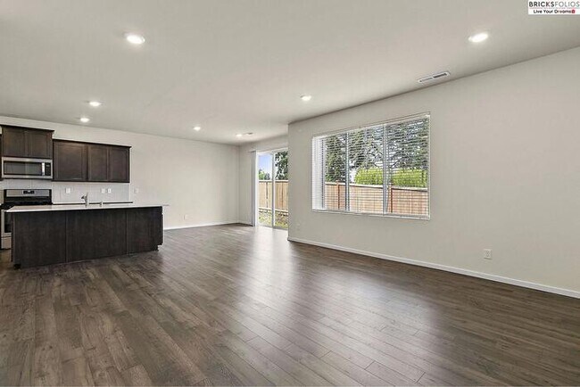 Building Photo - Puyallup Gem: Comfort and Style Combined!