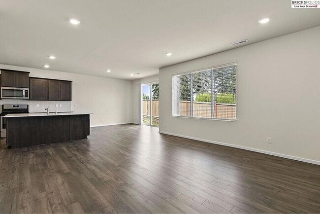 Building Photo - Your Ideal Home in Puyallup Awaits – Peace...