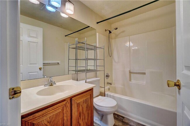 Building Photo - Coventry Townhouse