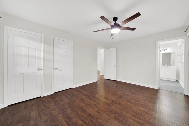 Building Photo - Beautifully Renovated Three Bed Two Bath R...