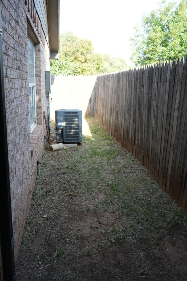 Building Photo - 5552 93rd 3 Bedroom