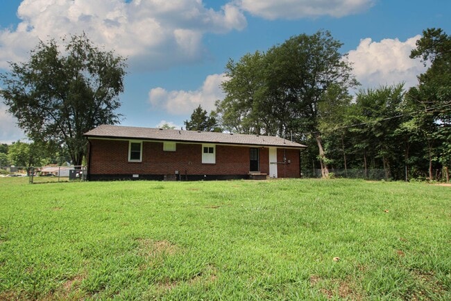 Building Photo - 219 Hallbrook Dr