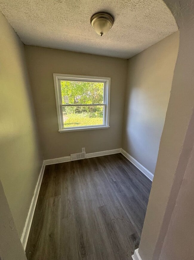 Building Photo - Charming 3-Bedroom Property in Prime Location