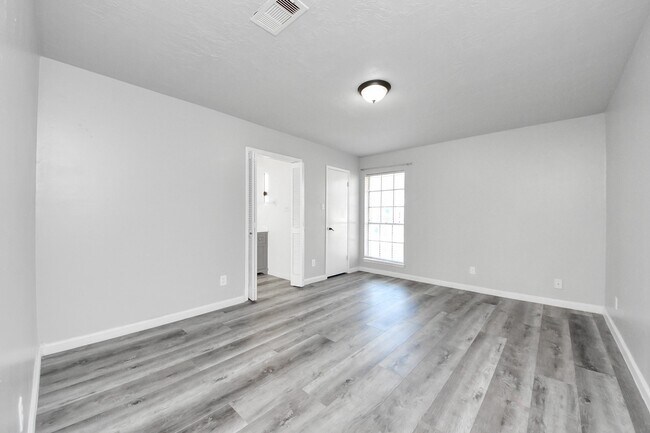 Building Photo - 8011 La Roche Ln