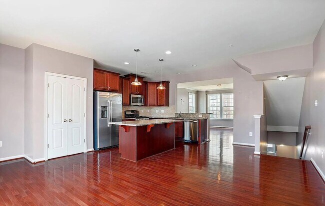 Building Photo - 3 Level END UNIT townhouse in Market Squar...