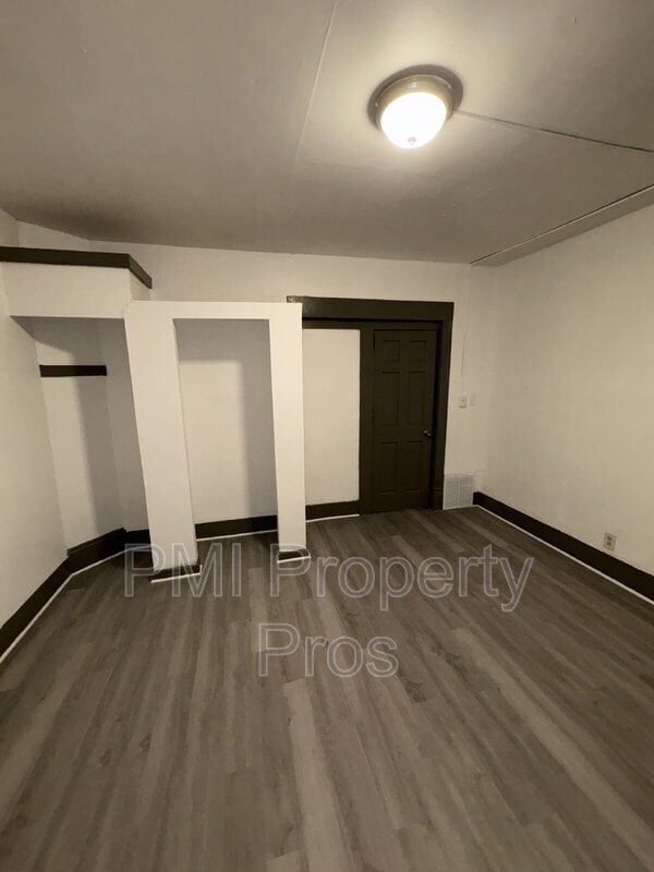 Building Photo - 140 E Chambers St