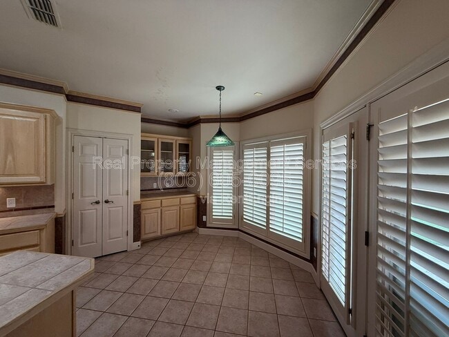 Building Photo - 2707 Regis St