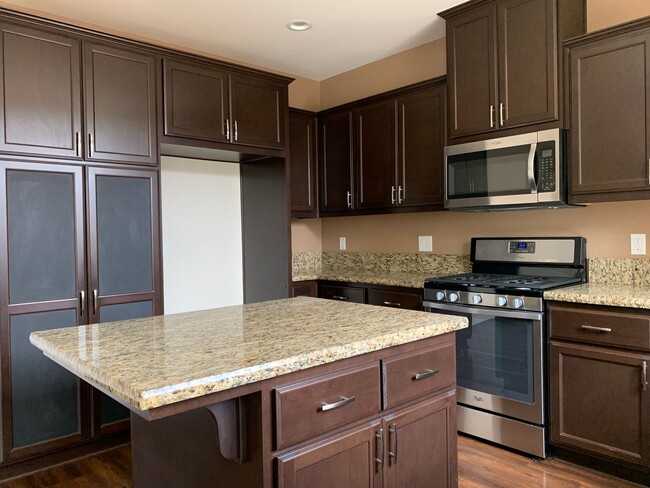 Building Photo - 4 Bedroom Home in Hollister
