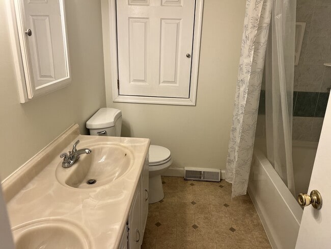 Building Photo - 18 Cedar Creek Ct