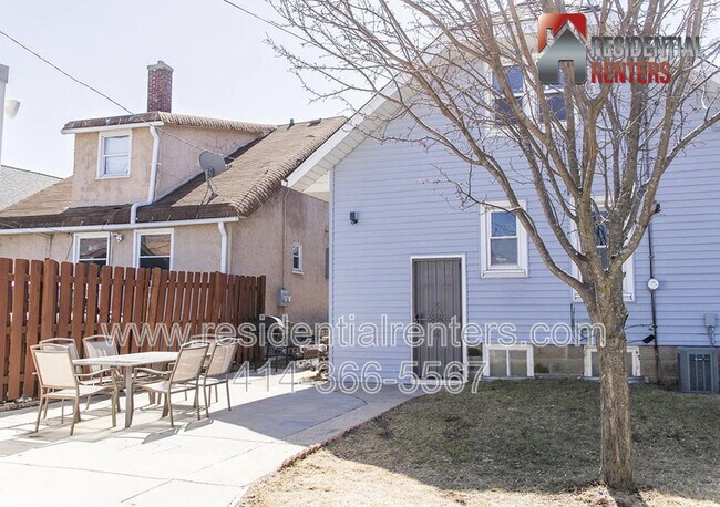 Building Photo - 3220 W Madison St