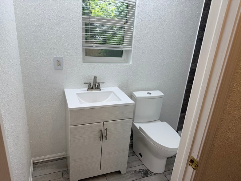 Building Photo - 6085 Fescue Dr