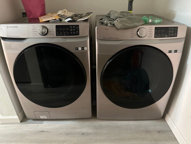 Building Photo - Fully Furnished Three Bedroom Spring Valle...