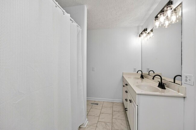 Building Photo - 197 Red Jacket Trce